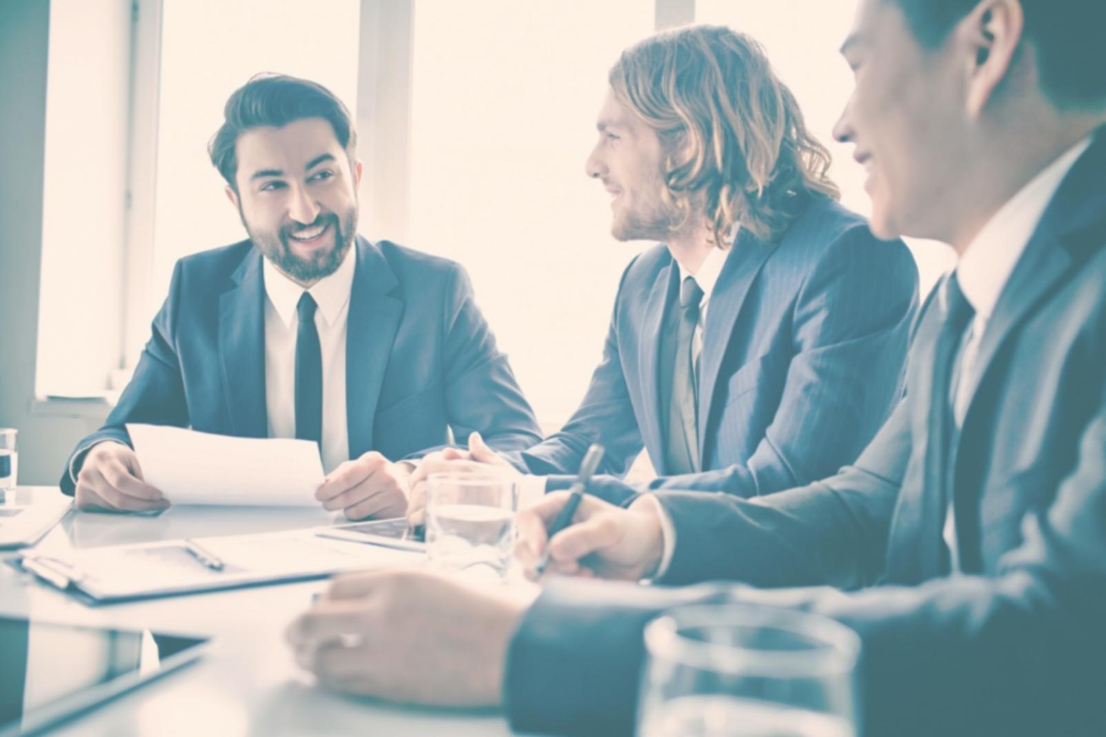 Kreatives Schreibumfeld mit Notizbüchern und Schreibmaterialien